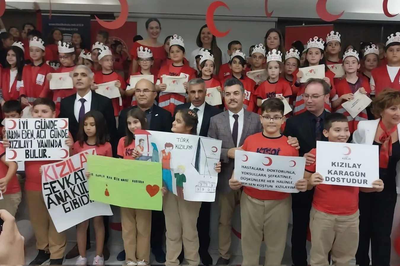 Bursa Kükürtlü TSO İlkokulu’nda Kızılay öğrencilerine kolluk takıldı