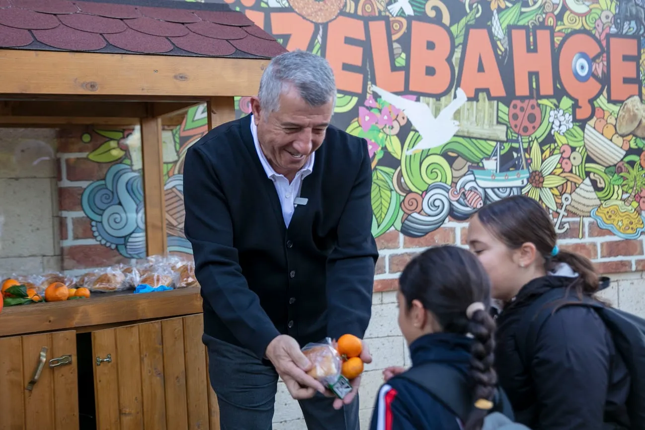Dalında kalan mandalina halkla buluştu