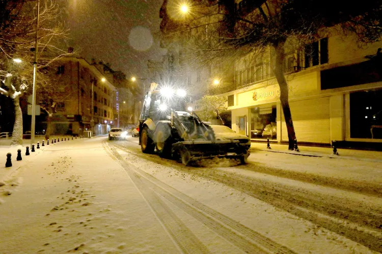 Gaziantep’te ulaşım için karla mücadele çalışmaları aralıksız sürüyor