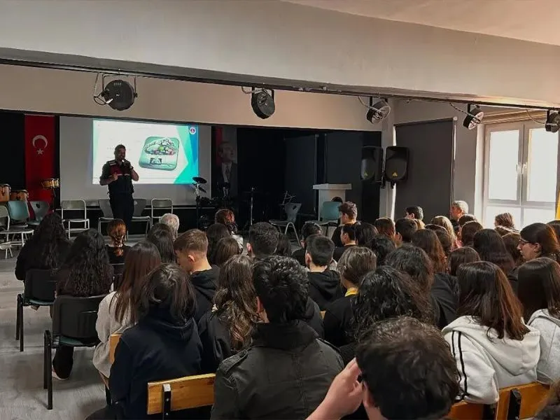 Yalova İl Jandarma Komutanlığı Ekipleri, Siber Güvenlik ve Zorbalık Üzerine Farkındalık Eğitimi Gerçekleştirdi